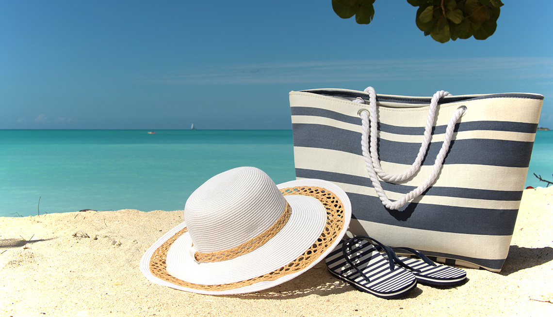 Elementos esenciales para una mochila de playa segura: sombrero, bolsa, protector solar y accesorios