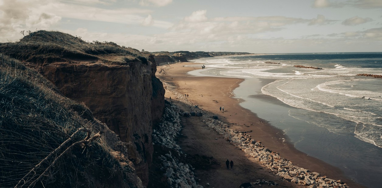 Playa escondida entre acantilados en Mar del Plata, paisaje virgen y natural