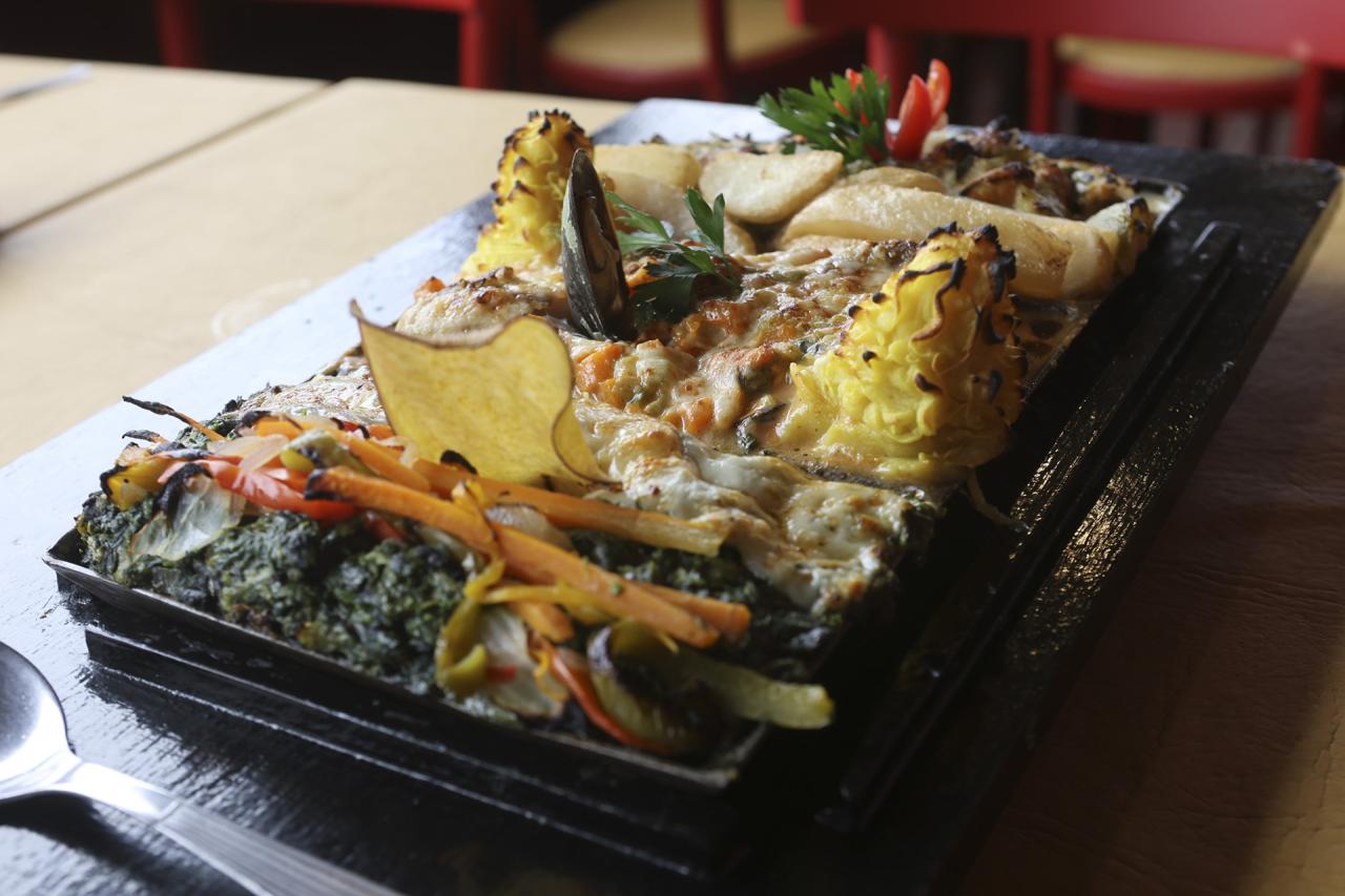 Paella de mariscos marplatense con productos frescos del puerto