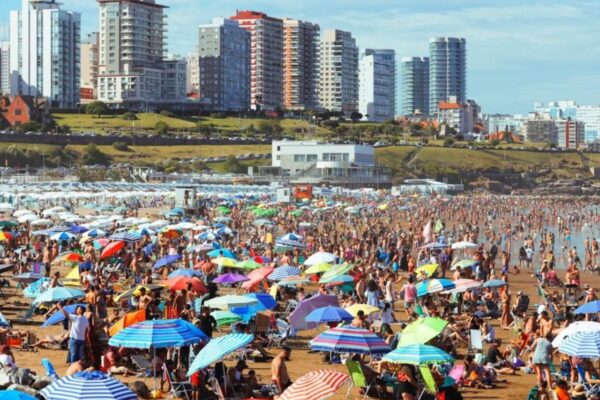 Playa de Mar del Plata en temporada alta con turistas disfrutando del verano argentino