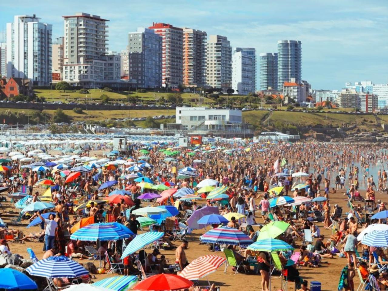 Playa de Mar del Plata en temporada alta con turistas disfrutando del verano argentino