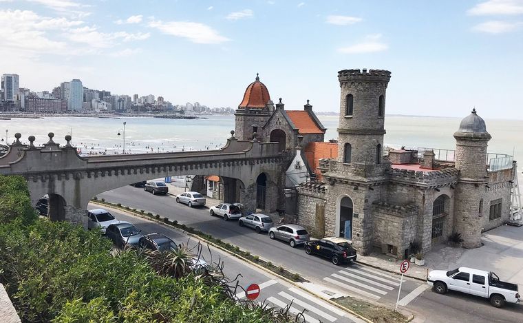 Vista panorámica desde uno de los miradores modernos de Mar del Plata mostrando la extensión de la costa