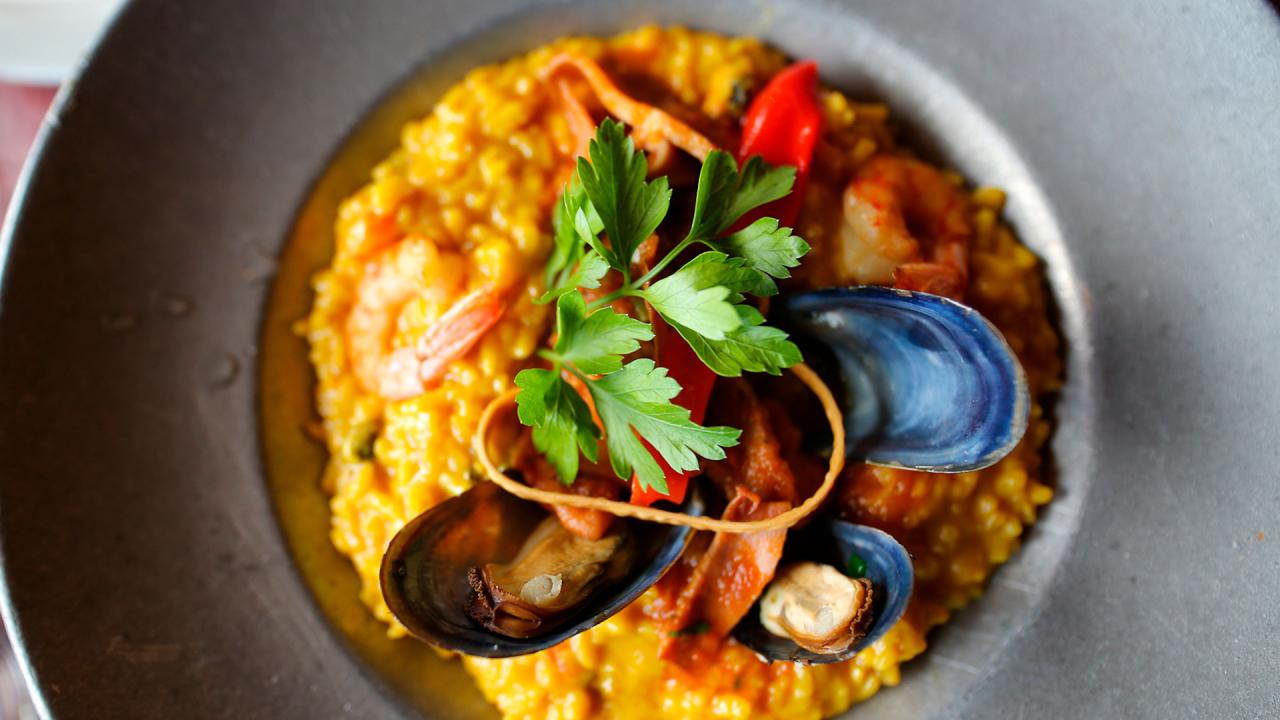 Picada de mar marplatense con variedad de mariscos frescos