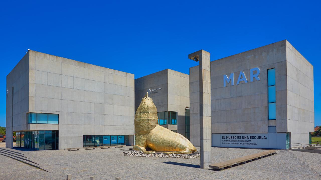 Fachada exterior del MAR Museo de Arte Contemporáneo en Mar del Plata