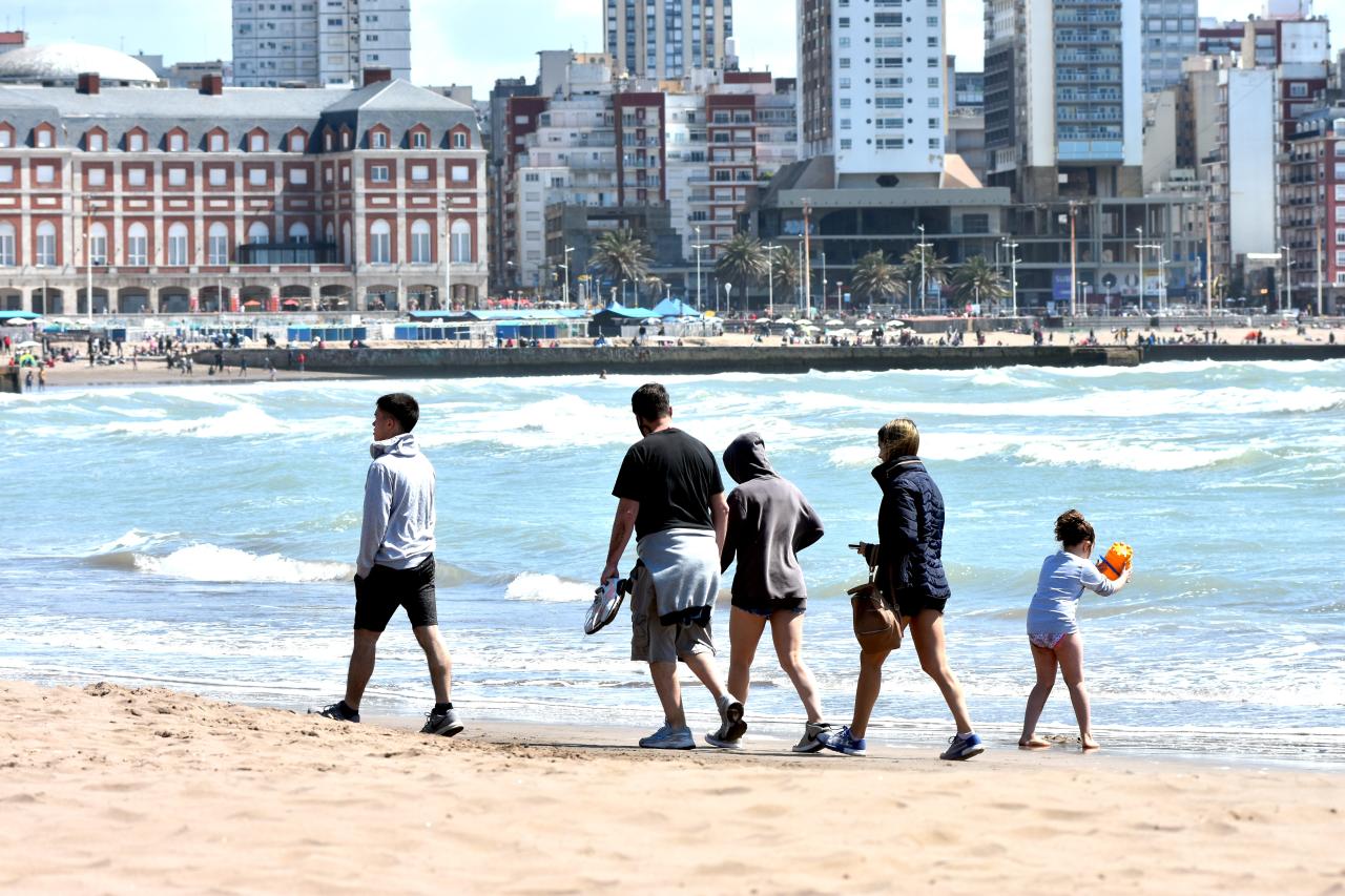 Turistas disfrutando de las playas de Mar del Plata en un ambiente seguro y familiar