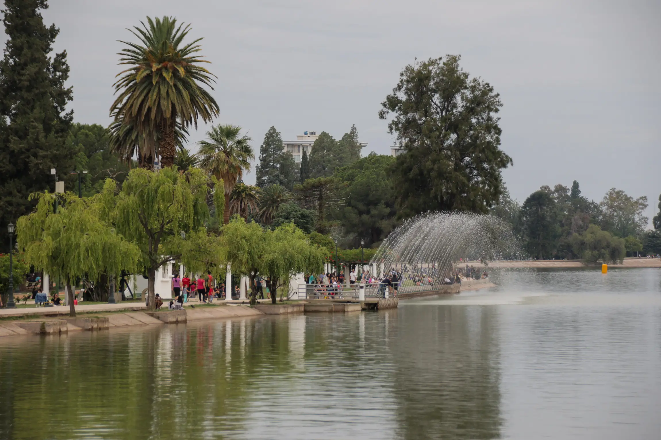 Parque San Martín atardecer lago