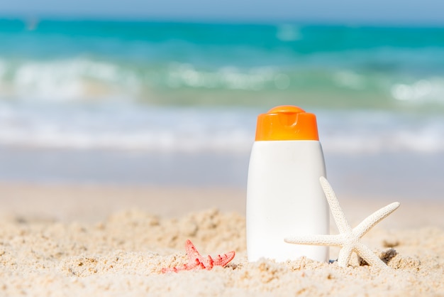 Protector solar en la playa con accesorios de verano