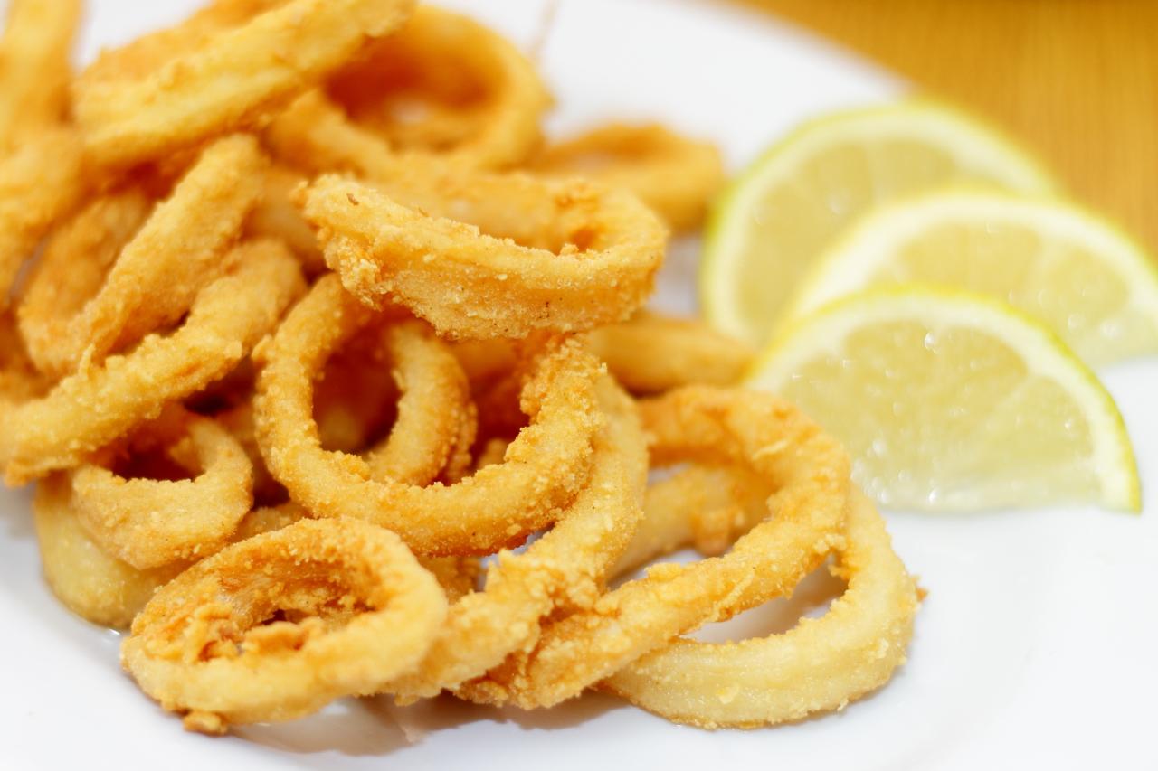 Deliciosas rabas marplatenses servidas en plato típico del puerto