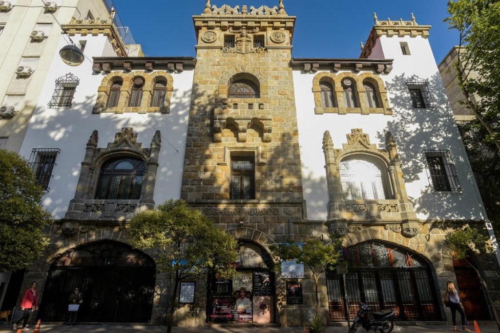 Fachada renovada del Teatro Colón de Mar del Plata