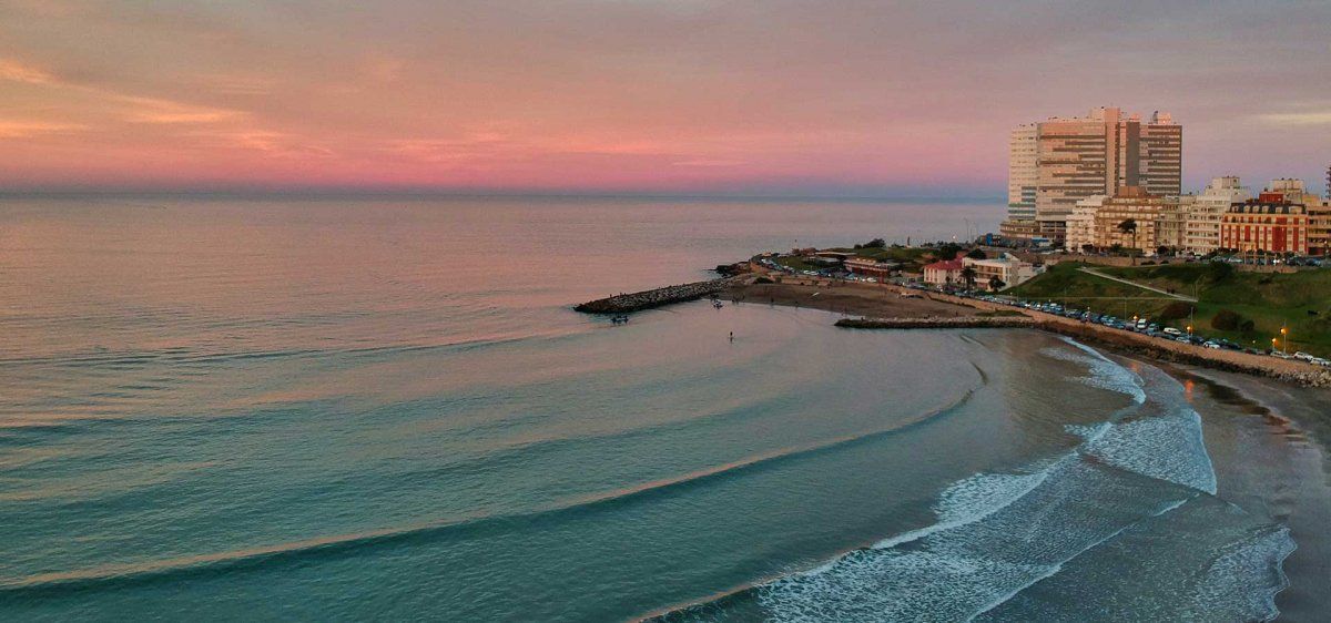 Panorámica completa de Mar del Plata desde uno de sus miradores mostrando la extensión costera