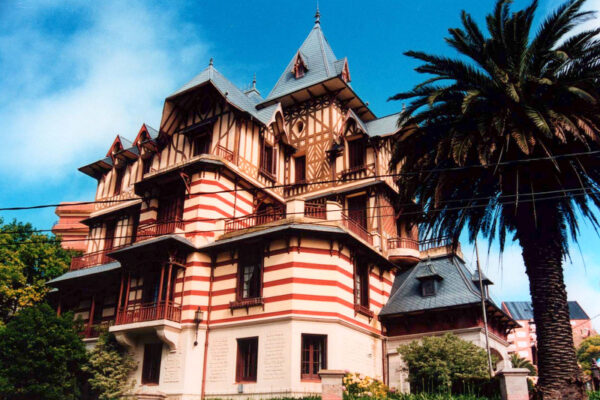 Casa sobre el Arroyo diseñada por Amancio Williams en Mar del Plata